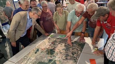 Infoabend des Regierungspräsidiums Freiburg zum Start der neuen Planung für einen Autobahnzubringer Offenburg-Süd10.07.2019, BZ - OLA: An Plänen und Aushängen entwickelten sich rege Diskussionen.