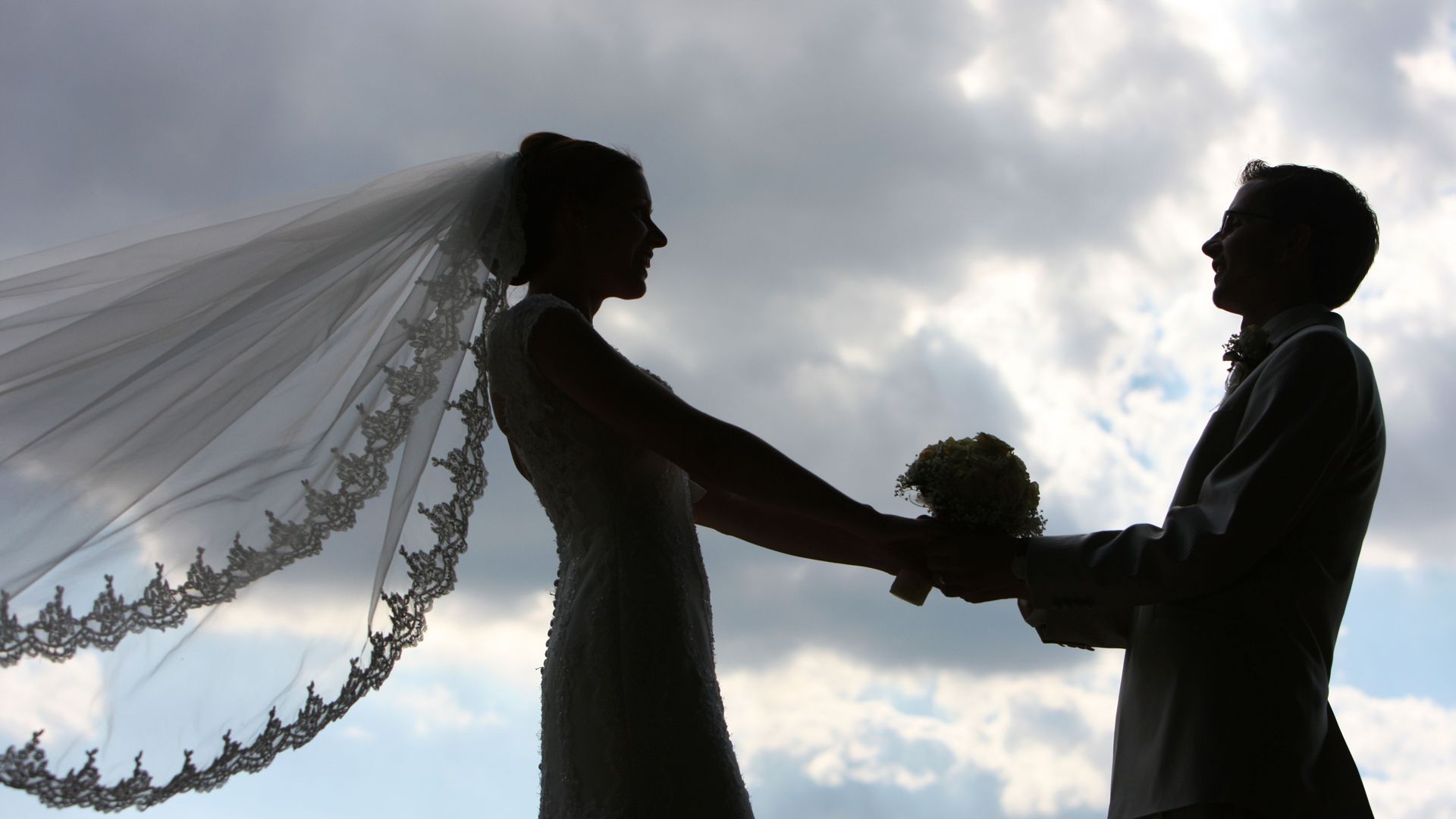 Die Silhouette eines frisch vermählten Hochzeitspaares  