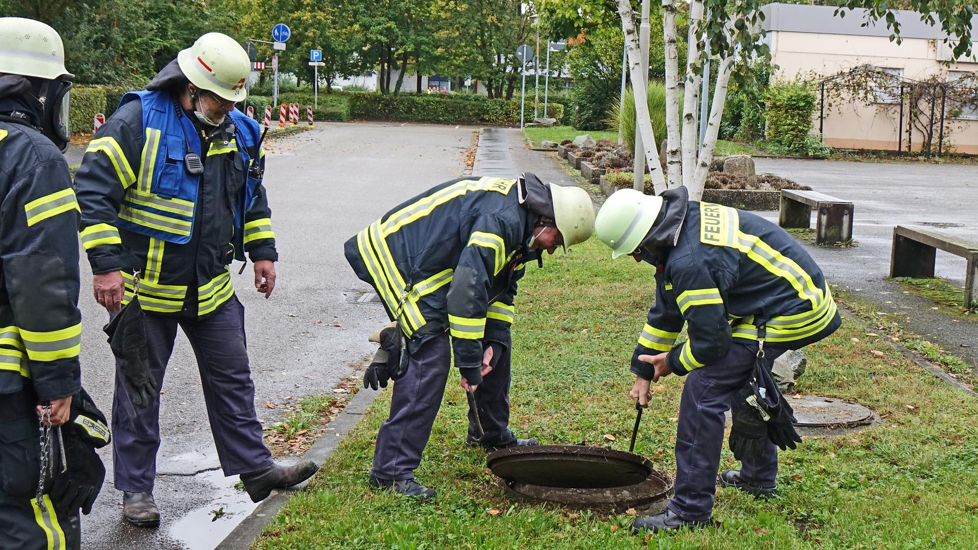 Rasches Eingreifen: Einsatzkräfte der Kehler Feuerwehr und Experten der Technischen Dienste verhindertn, dass das Chlorgas in die Kläranlage gelangt.