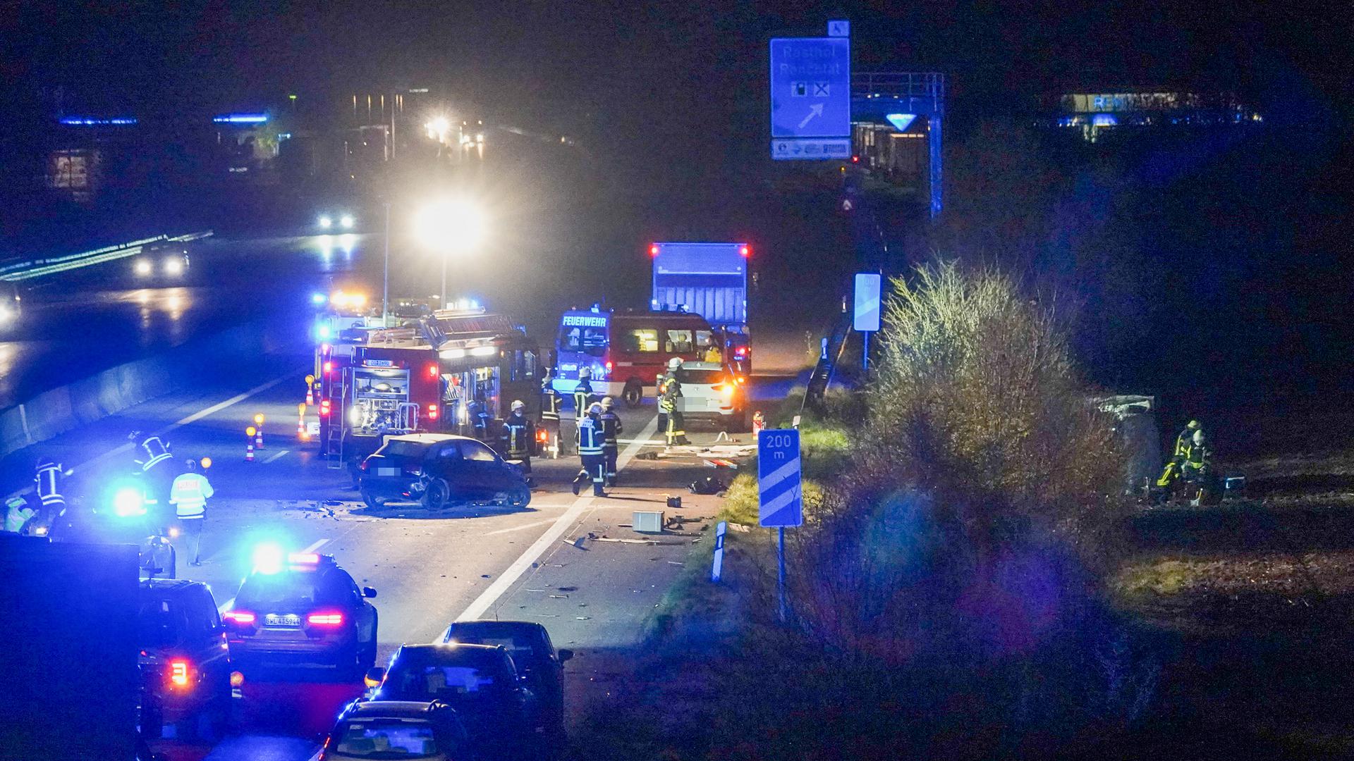 Bei dem Unfall auf der A5 bei Appenweier landete ein Transporter im Graben neben der Autobahn (rechts), ein Pkw kam zerstört auf dem rechten Fahrstreifen zum Stehen.
