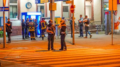 Schwerbewaffnete Polizisten sichern nach einer Drohung am Dienstagabend den Bahnhof in Offenburg.