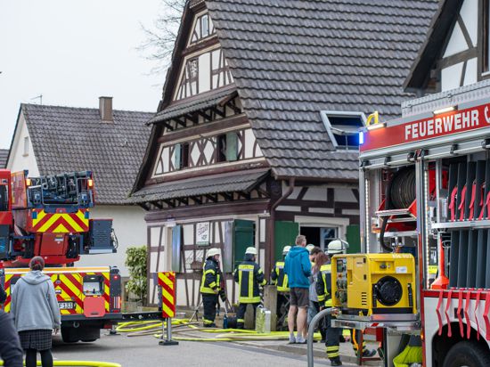Zu einem Zimmerbrand wurde die Feuerwehr am Ostersamstag gegen 18:00 Uhr in die Willstätter Strasse im Ortsteil Eckartsweier gerufen.  