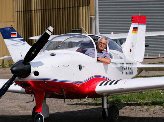 Heribert Orlik sitzt in seinem selbst gebauten Flugzeug. Das Luftfahrtbundesamt hat es mit einem Tüchtigkeitszeugnis für flugtauglich erklärt.