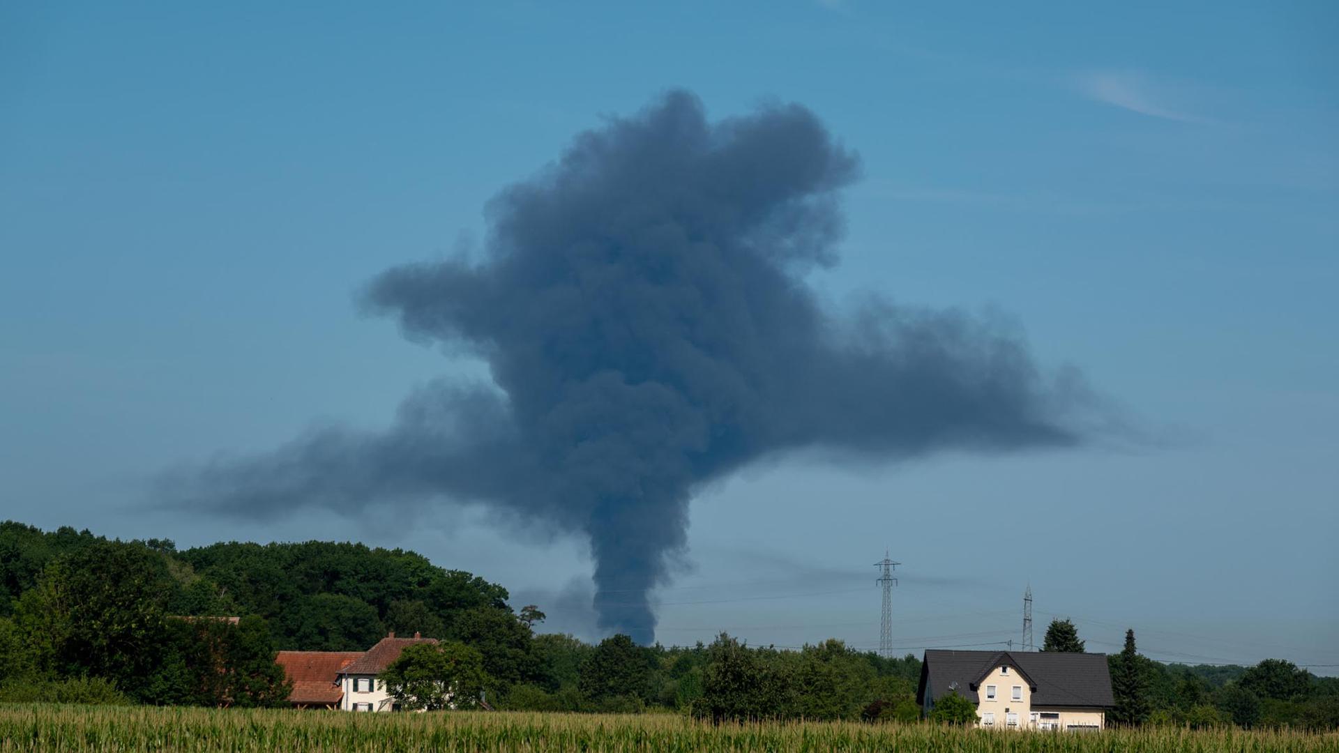 Über dem lichterloh brennenden Betrieb erhebt eine schwarze Rauchsäule, die auch auf der deutschen Rheinseite kilometerweit zu sehen ist. 