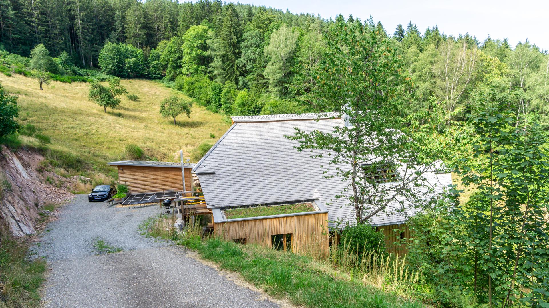 Der Gründlehof in Hornberg ist ein typischer Schwarzwaldhof. Er liegt einsam am Rande des Waldes. Die gelungene Sanierung erhielt jetzt den ältesten und wichtigsten Architekturpreis in Baden-Württemberg. 