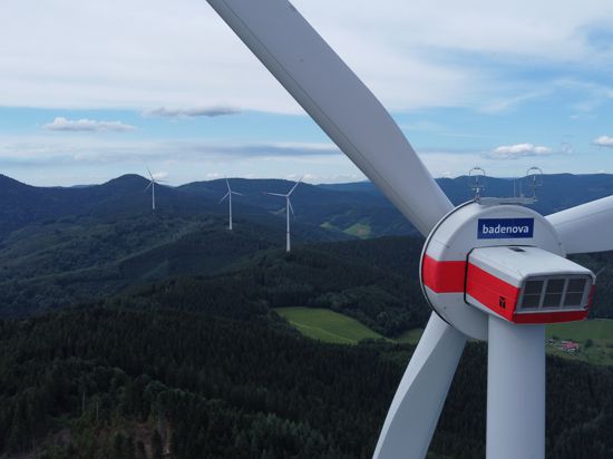 Das Bild zeigt die Windräder des Windparks Hohenlochen