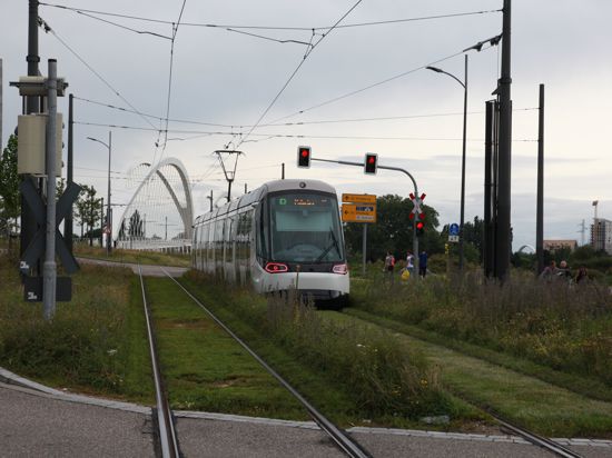 Auf der Tramlinie D von Kehl nach Straßburg haben in den Sommermonaten die Bauarbeiter das Sagen. Der grenzüberschreitende Schienenstrang wird saniert. 