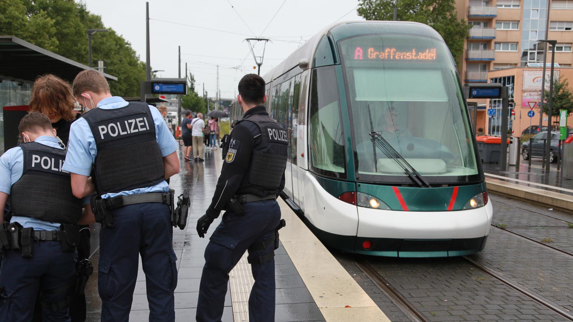 Bundespolizisten bei Kontrolle an Kehler Trambahnhaltestelle Bahnhof