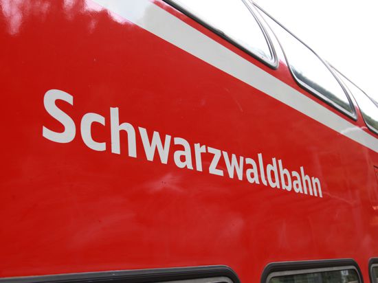 Doppelstockwagen mit Aufschrift Schwarzwaldbahn 