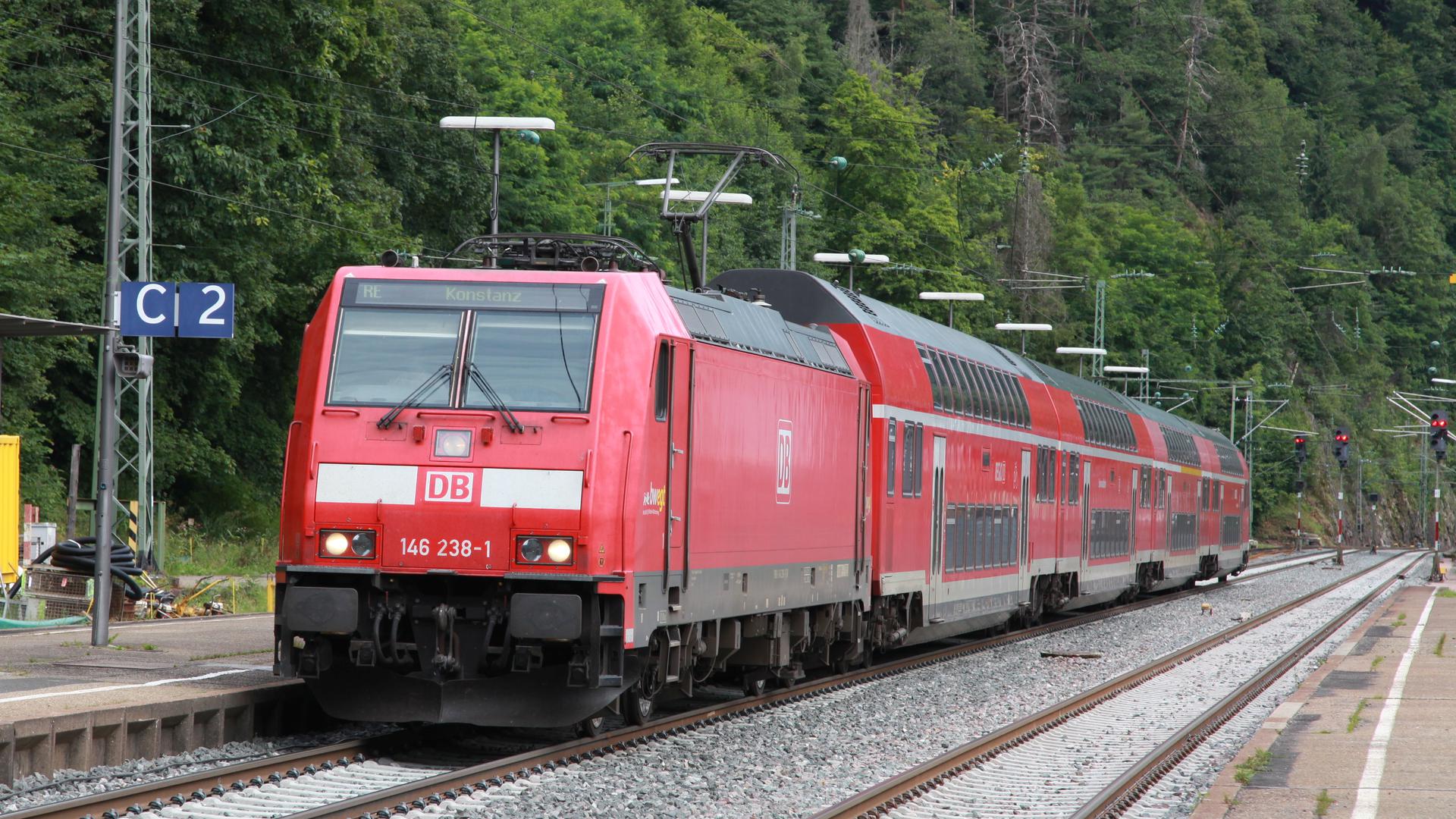 Roter Doppelstockzug von vorne, hält gerade im Bahnhof Triberg