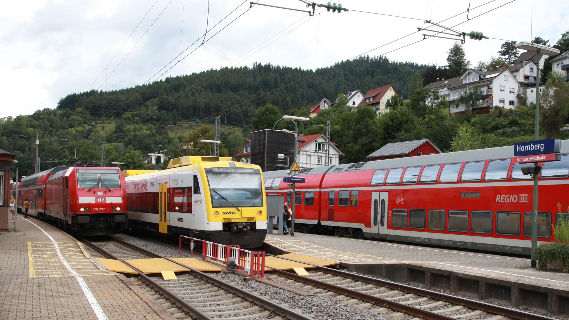 Züge im Hornberger Bahnhof. Zwei RE umrahmen eine Ortenau-S-Bahn