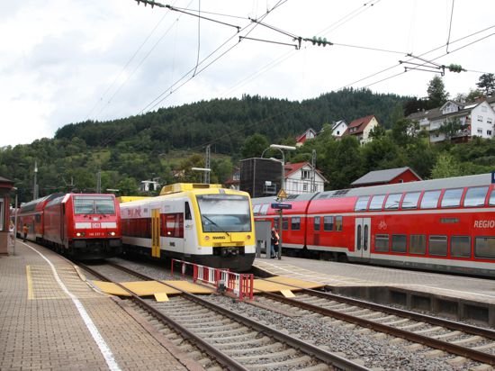 Züge im Hornberger Bahnhof. Zwei RE umrahmen eine Ortenau-S-Bahn