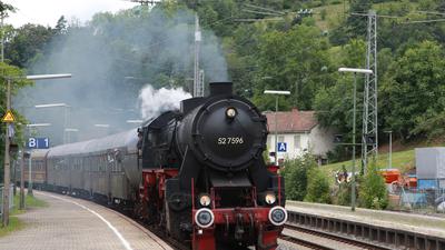 Hornberg, hier Hornberg: Güterzug-Dampflok 52 7596 fährt pünktlich auf Gleis 1 ein. Nach kurzem Halt geht es weiter über Triberg nach St. Georgen im Schwarzwald. Foto: