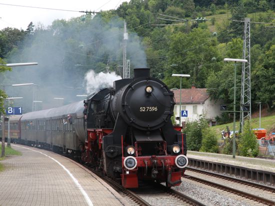Hornberg, hier Hornberg: Güterzug-Dampflok 52 7596 fährt pünktlich auf Gleis 1 ein. Nach kurzem Halt geht es weiter über Triberg nach St. Georgen im Schwarzwald. Foto:
