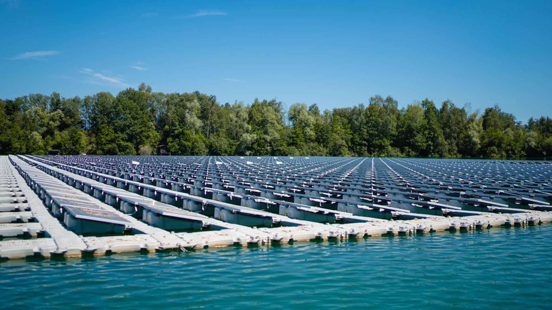 In Renchen im Ortenaukreis wurde 2019 auf dem Baggersee Maiwald die damals größte schwimmende Photovoltaik-Anlage Deutschlands errichtet.