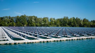 In Renchen im Ortenaukreis wurde 2019 auf dem Baggersee Maiwald die damals größte schwimmende Photovoltaik-Anlage Deutschlands errichtet.