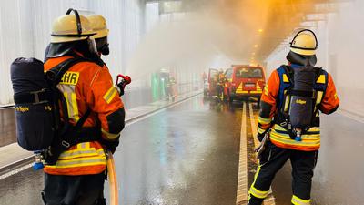 Mit Atemschutz sind Angehörige der Feuerwehr Oberkirch bei der Großübung im Tunnel im Einsatz. 