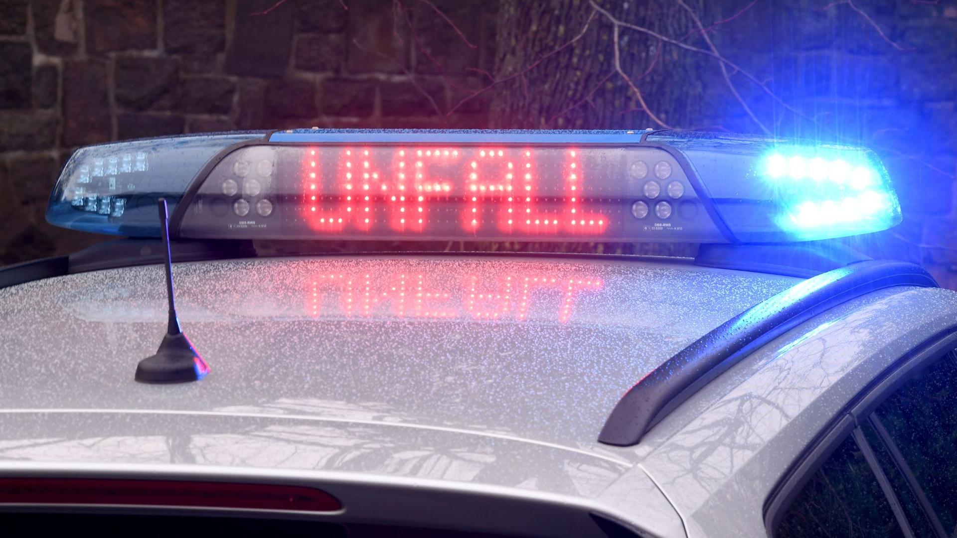 Die Leuchtschrift „Unfall“ ist auf dem Dach eines Streifenwagens der Polizei zu sehen.