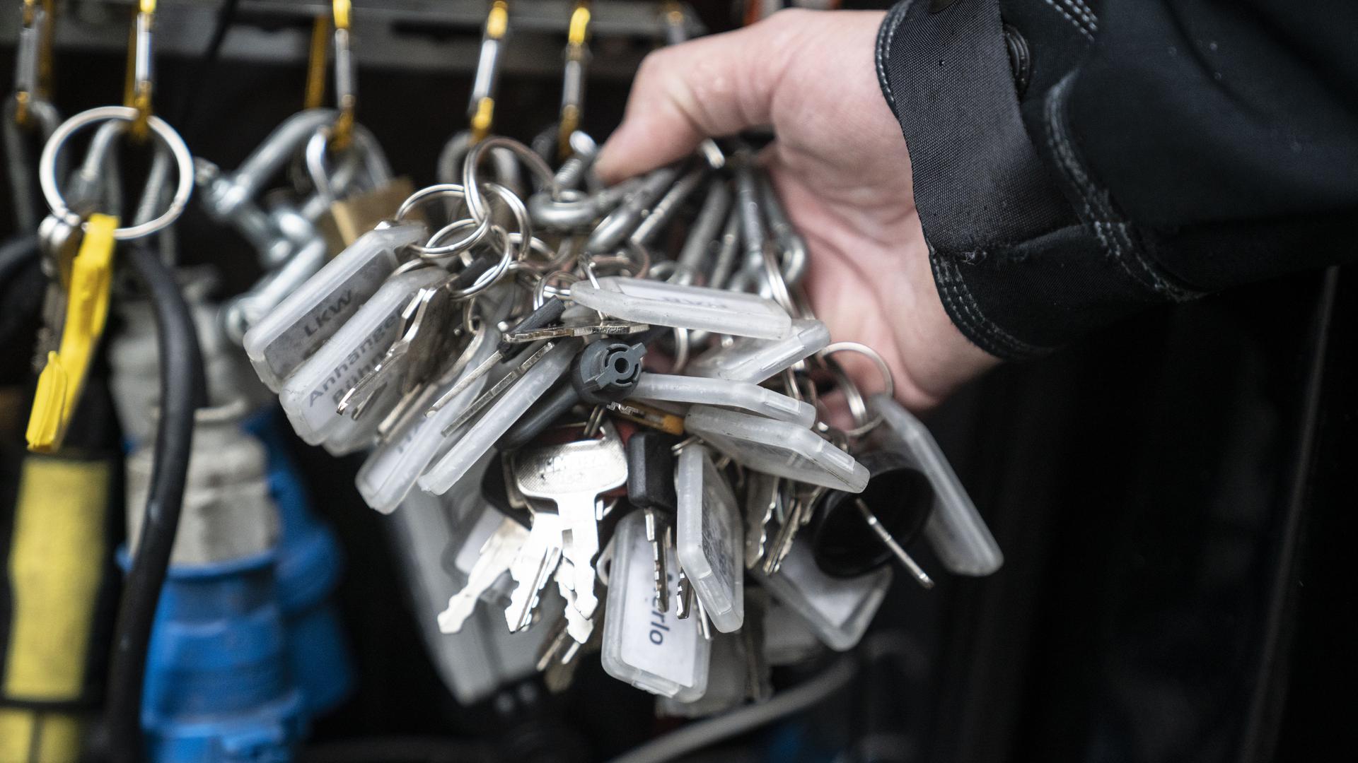 Diesen großen Schlüsselbund bewahrt Prepper Tim W. in seinem Auto auf. 