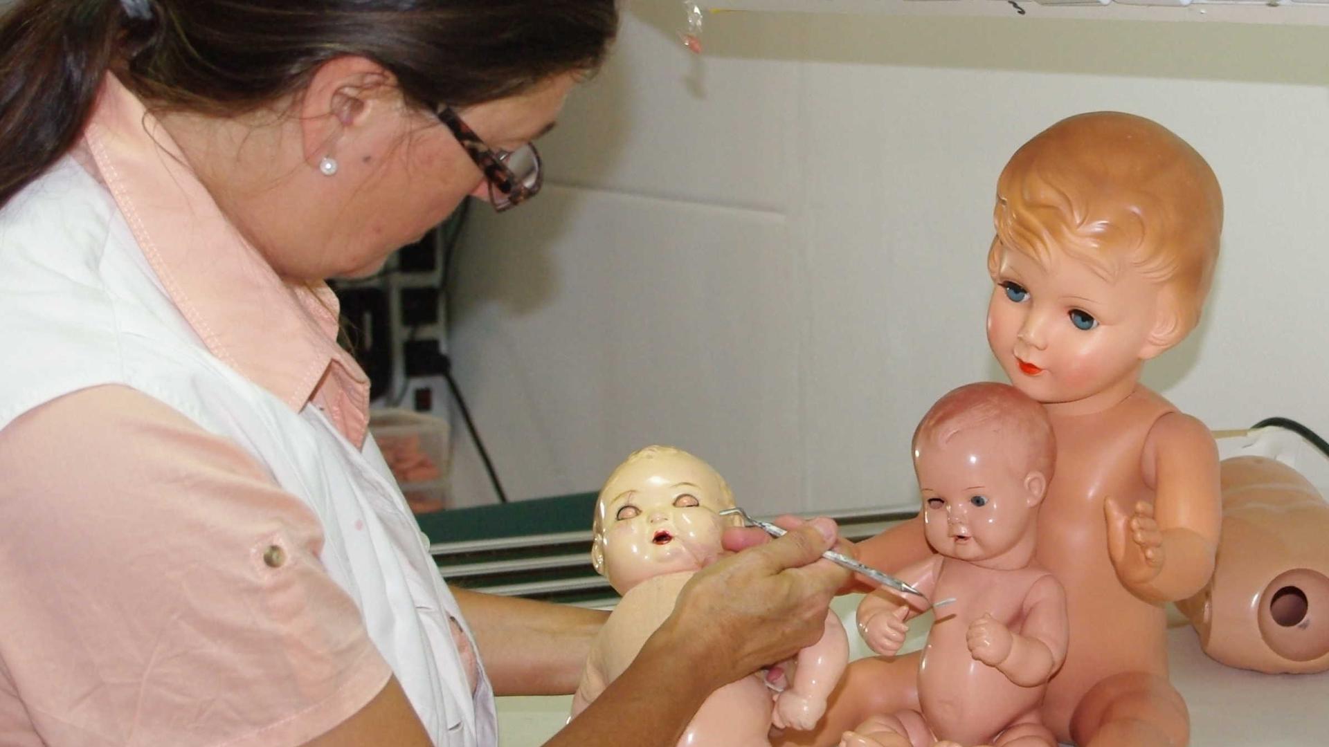 Doris Spechtenhauser repariert Puppen