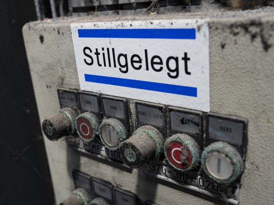 Über verstaubten Knöpfen in der Thermoselect-Anlage in Karlsruhe klebt ein großes Schild mit der Aufschrift „Stillgelegt”.