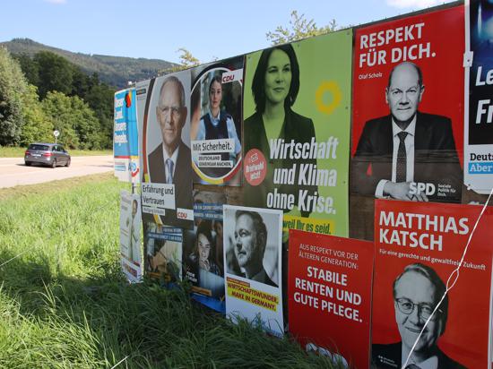 Wahlplakate Bundestagswahl 2021 am Ortseingang Sasbachwalden 