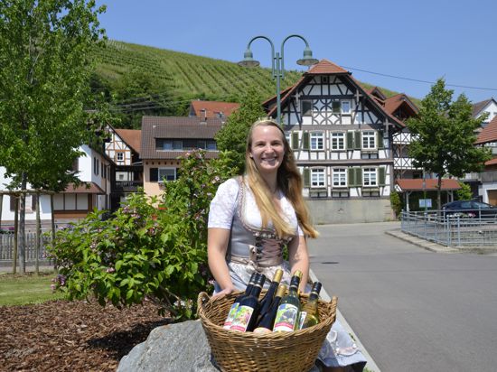 Weinprinzessin Hannah Walter wirbt für das Weinfest. Foto: Hubert Röderer