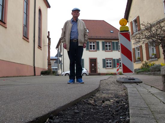Dieter Kern steht in Önsbach neben einer offenen Straße