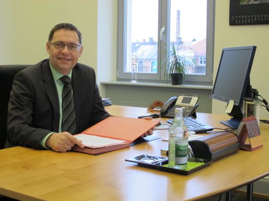 Der Achener Oberbürgermeister Klaus Muttach in seinem Dienstzimmer im Rathaus Illenau