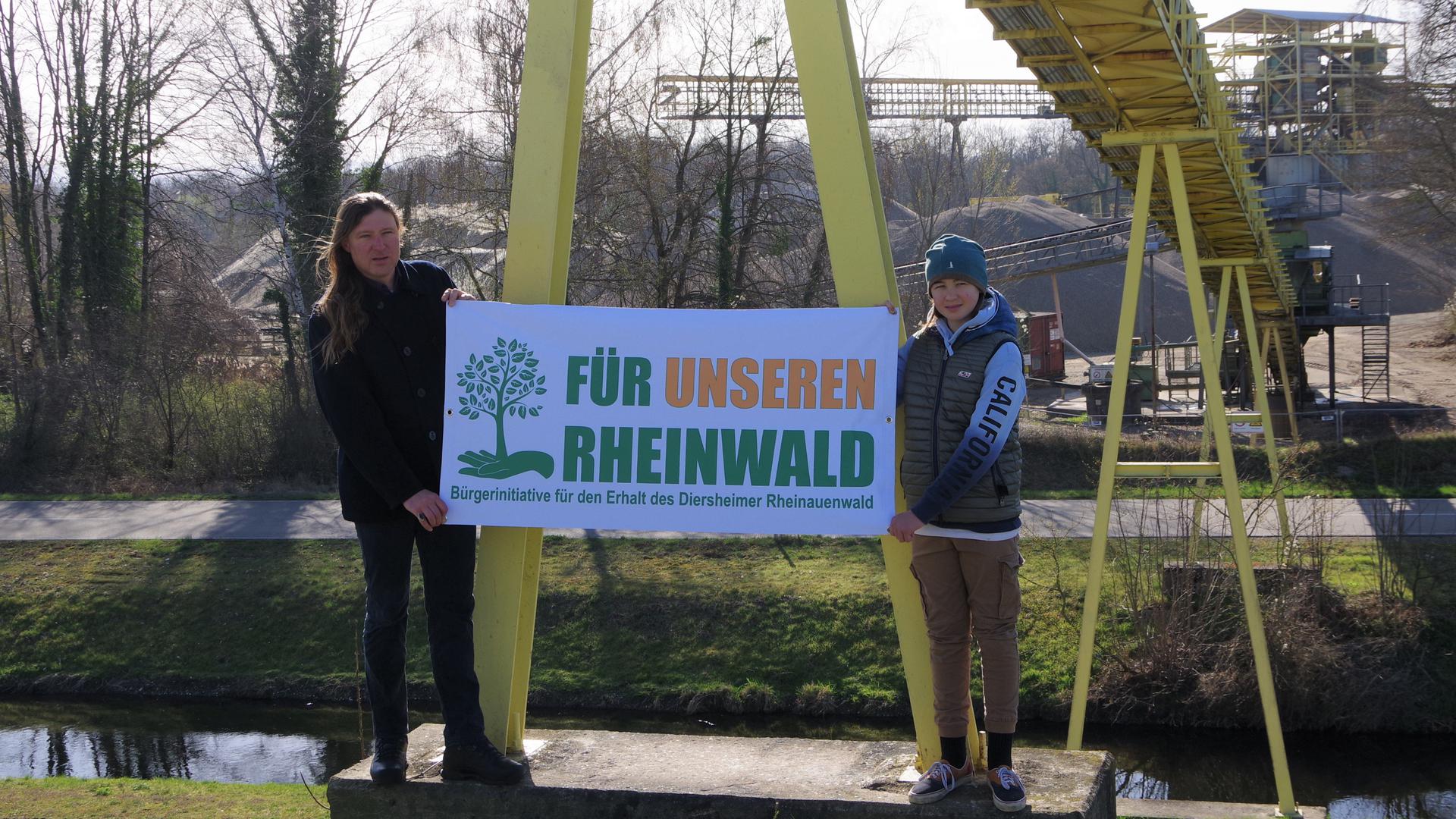 Andreas Keck und Sohn Paul demonstrieren gegen das Kieswerk in Diersheim