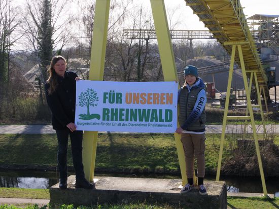 Andreas Keck und Sohn Paul demonstrieren gegen das Kieswerk in Diersheim