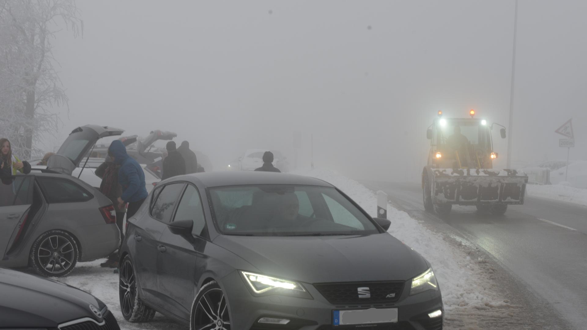 Leidensfähig: Auch bei Schnee, Eisglätte und dichtem Nebel fuhren am Wochenende viele mit ihrem Auto in die Höhengebiete. Die Parkplätze waren, wie hier am Mummelsee, schon früh vollständig belegt. Zu Sperrungen kam es aber nicht.