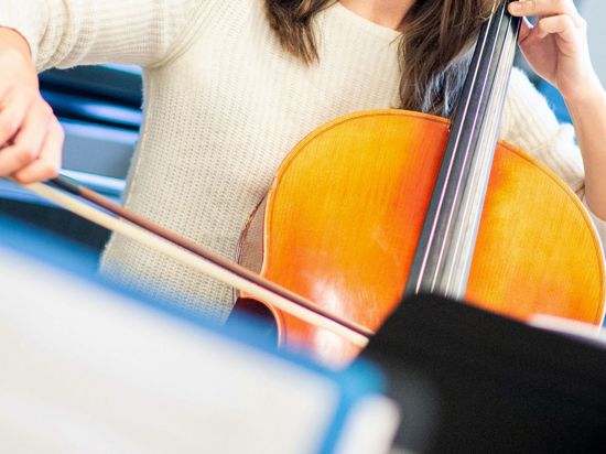 Unterrichtsstunde auf dem Cello