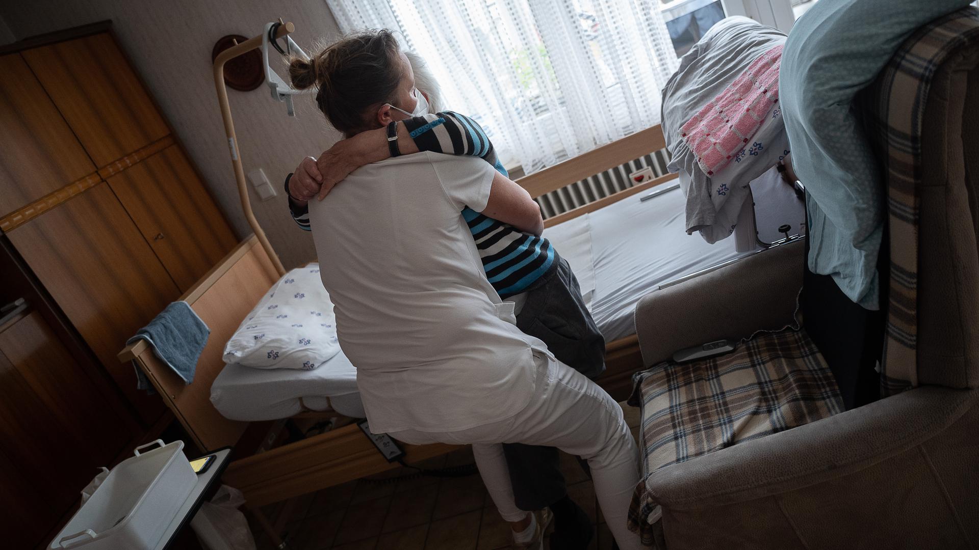 Anna Hahn (vorne), Pflegefachkraft, setzt während ihrer Schicht in der ambulanten Pflege eine Klientin vom Bett auf den Sessel. Am 12. Mai ist der Tag der Pflege. +++ dpa-Bildfunk +++
