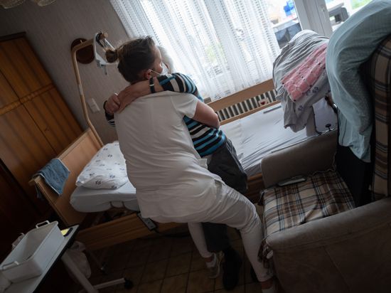 Anna Hahn (vorne), Pflegefachkraft, setzt während ihrer Schicht in der ambulanten Pflege eine Klientin vom Bett auf den Sessel. Am 12. Mai ist der Tag der Pflege. +++ dpa-Bildfunk +++