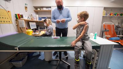 Ein fünfjähriger Junge wird von Kinderarzt Günter Bauknecht geimpft.
