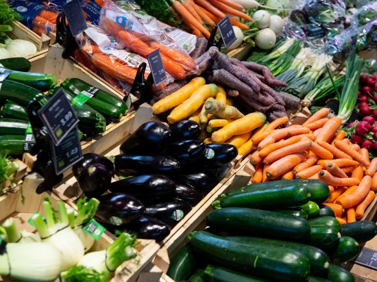 Gemüse liegt in einem Supermarktregal. In der Diskussion um höhere Lebensmittelpreise hat ein Zusammenschluss mehrerer Agrar-Organisationen davor gewarnt, die Bedürfnisse einkommensschwacher Haushalte gegen die von produzierenden Landwirten auszuspielen. (zu dpa «Agrarbündnis: Soziale Frage kann nicht an der Kasse gelöst werden») +++ dpa-Bildfunk +++