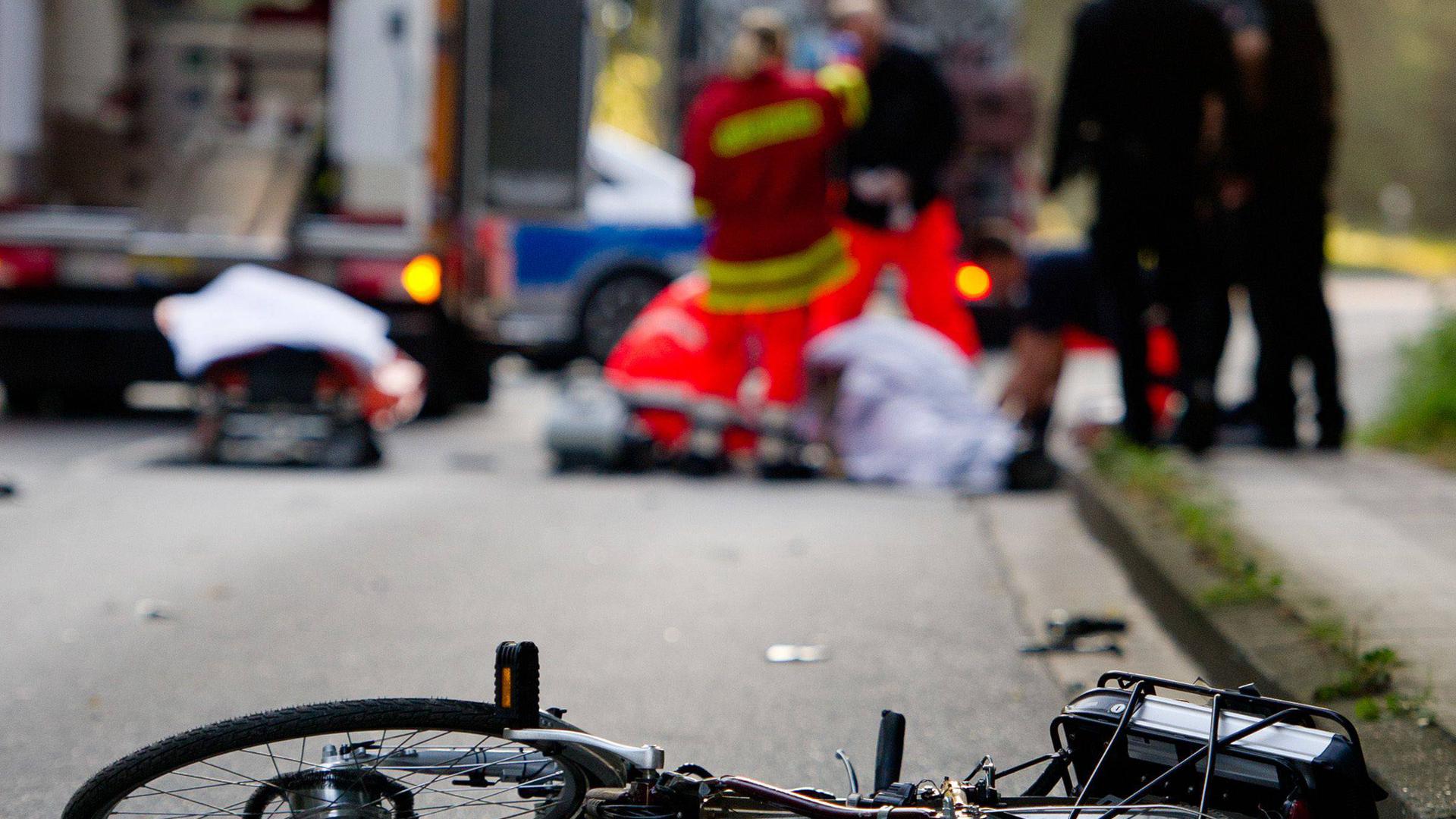 Ein Fahrrad liegt am 18.09.2014 in Hamburg nach einem Unfall auf der Straße. Beim Zusammenstoß zwischen einem Motorrad und einem Fahrrad im Stadtteil Lohbrügge wurden zwei Menschen verletzt. Foto: Daniel Bockwoldt/dpa +++(c) dpa - Bildfunk+++ | Verwendung weltweit