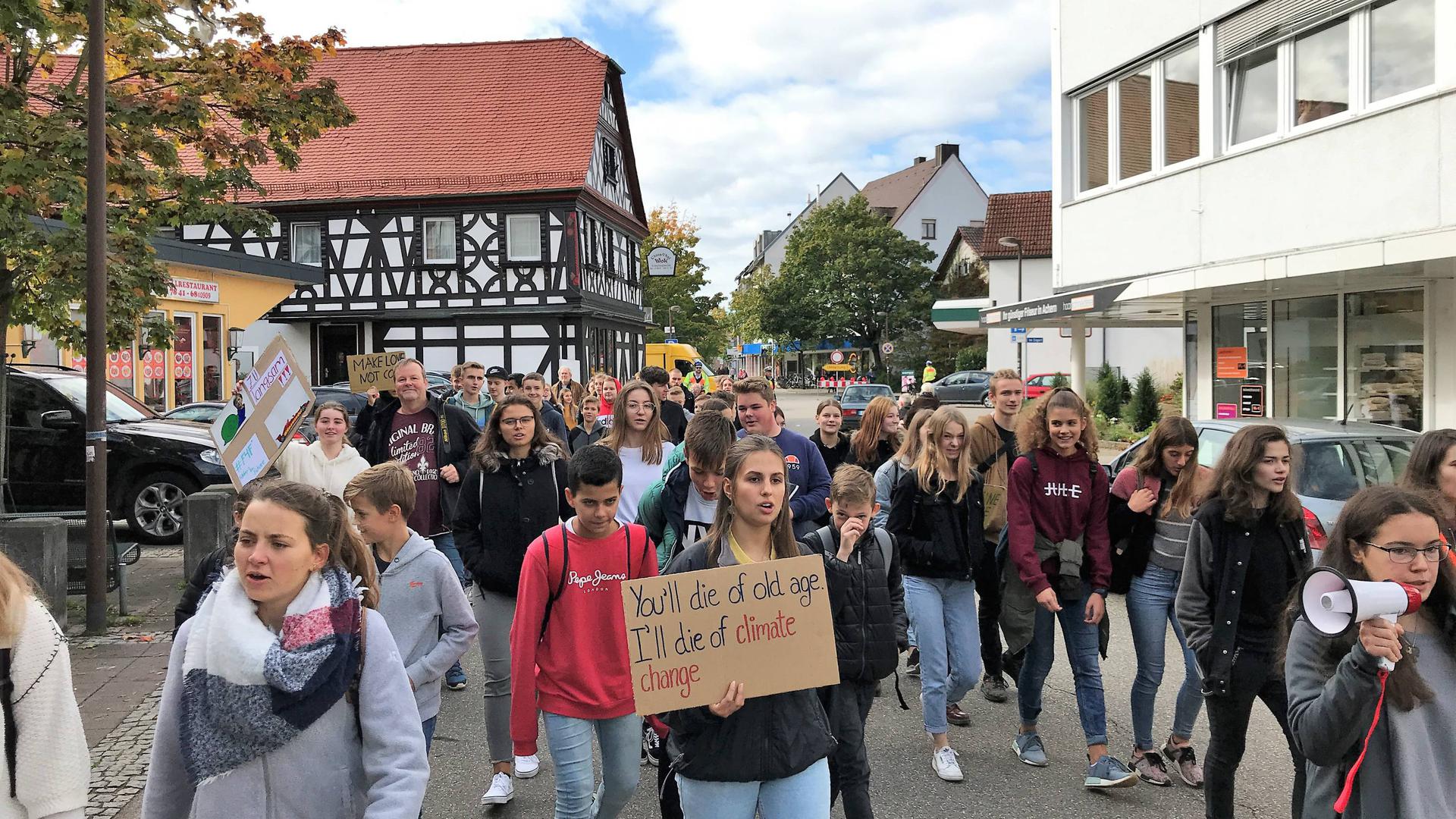 Etwa 50 Teilnehmer hatte die Demo der Fridays For Future-Bewegung am Freitagvormittag in Achern.