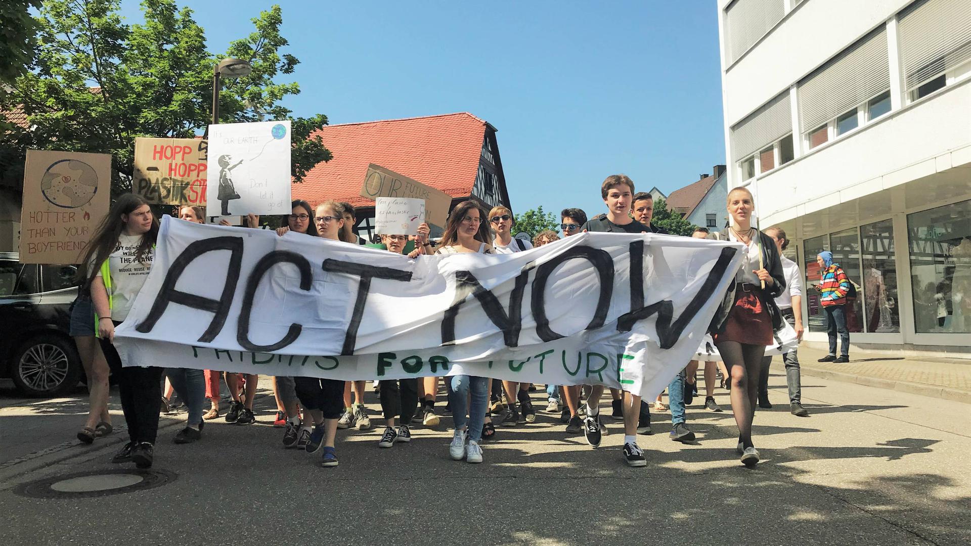 Fridays For Future demonstranten ziehen durch eine Straße in Achern