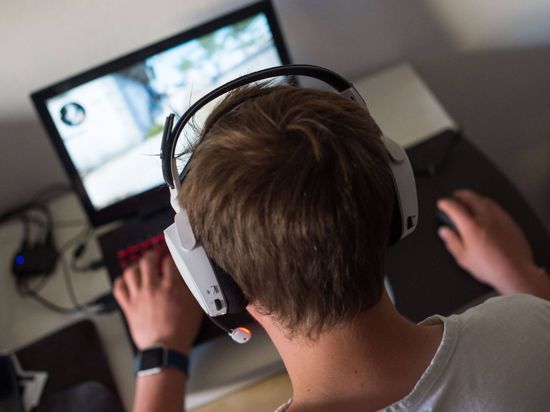 ARCHIV - 17.06.2017, Berlin: Ein junger Mann sitzt  mit einem Headset vor einem Laptop und spielt ein Online-Computerspiel. Foto: Lino Mirgeler/dpa +++ dpa-Bildfunk +++ | Verwendung weltweit