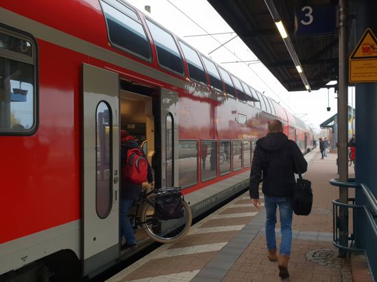 Pendler verlassen am Bahnhof in Achern den Regionalexpress aus Karlsruhe. Sie profitieren erst einmal nicht vom neuen BW-Tarif, weil der noch keine verbundübergreifenden Zeitkarten beinhaltet.