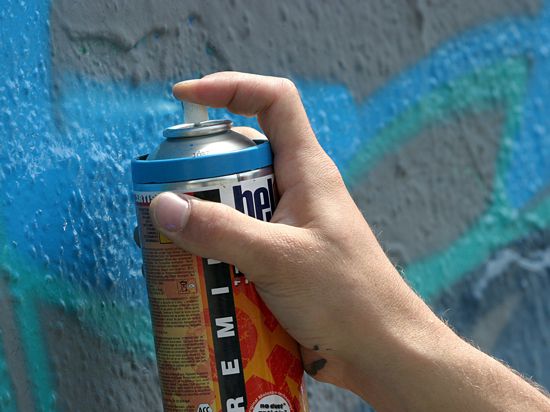 ARCHIV - ILLUSTRATION - Ein Graffiti-Sprayer besprüht am 04.06.2007 eine Mauer. Die Dose ist wenige Zentimeter von der Wand entfernt. Ein Zischen, ein paar schnelle Bewegungen - innerhalb kurzer Zeit hat ein Graffitisprayer eine weiße Fassade in eine gigantische Leinwand verwandelt. Foto: Tobias Felber/dpa (zu dpa-KORR: «Sprühen ohne Strafe - Streetworker arbeiten mit Sprayern» vom 06.07.2014.) +++(c) dpa - Bildfunk+++ | Verwendung weltweit
