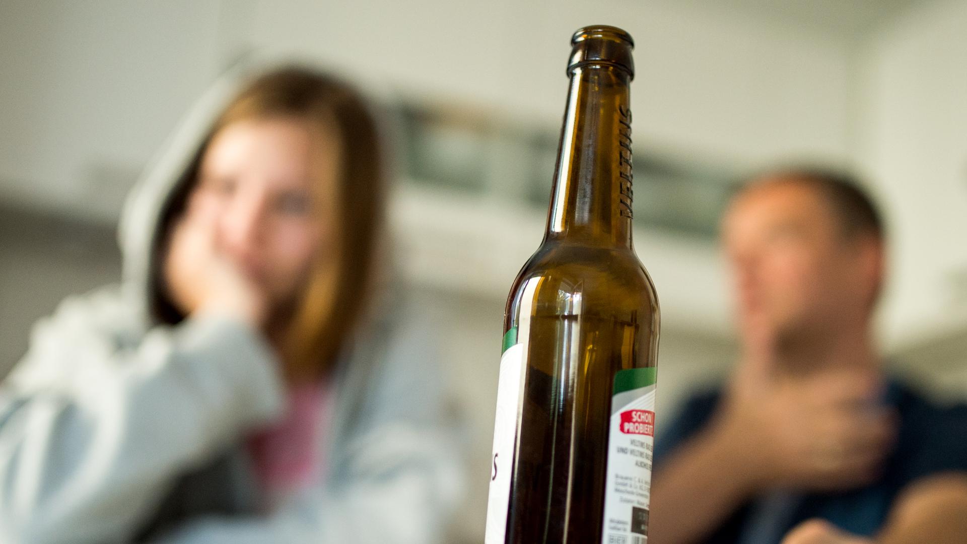 Weg von der Flasche: Was passiert mit mir, wenn ich aufhöre zu trinken? Davor haben viele Menschen Angst, die überlegen, ob und wie sie gegen ihre Alkoholsucht vorgehen wollen. Ein Therapieangebot „zum Ausprobieren“ soll helfen.