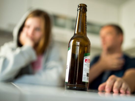 Weg von der Flasche: Was passiert mit mir, wenn ich aufhöre zu trinken? Davor haben viele Menschen Angst, die überlegen, ob und wie sie gegen ihre Alkoholsucht vorgehen wollen. Ein Therapieangebot „zum Ausprobieren“ soll helfen.