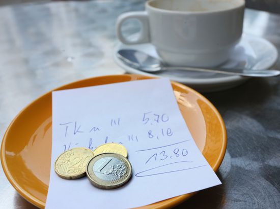 Einige Münzen liegen in einem Cafe als Trinkgeld auf einem Teller. 