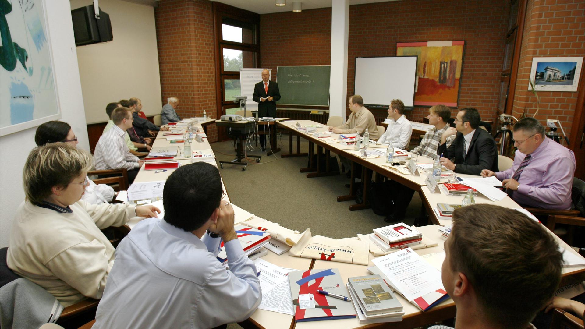 Bürgermeisterkandidaten folgen in einem Seminarraum  der Fachhochschule in Kehl einem Vortrag. 