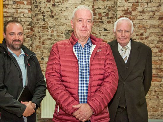 Andreas Kuhrau (Mitte) will als neuer Vorsitzender den Acherner Bogenclub in die Zukunft führen. Links sein Stellvertreter Dominic Willetts, rechts Rüdiger Lüken, der den Verein 30 Jahre lang geführt hatte. Foto: Michael Brück 