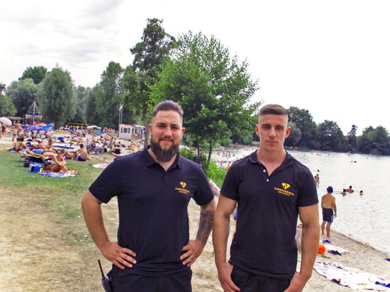 Am Samstag, 1. August 2020, sind Rudi Schwindt (links) und Bogdan Mylovanow im Auftrag der Stadt Achern am Achernsee unterwegs. Sie sollen die Gäste auf mögliche Verstöße gegen die Corona-Regelungen hinweisen.