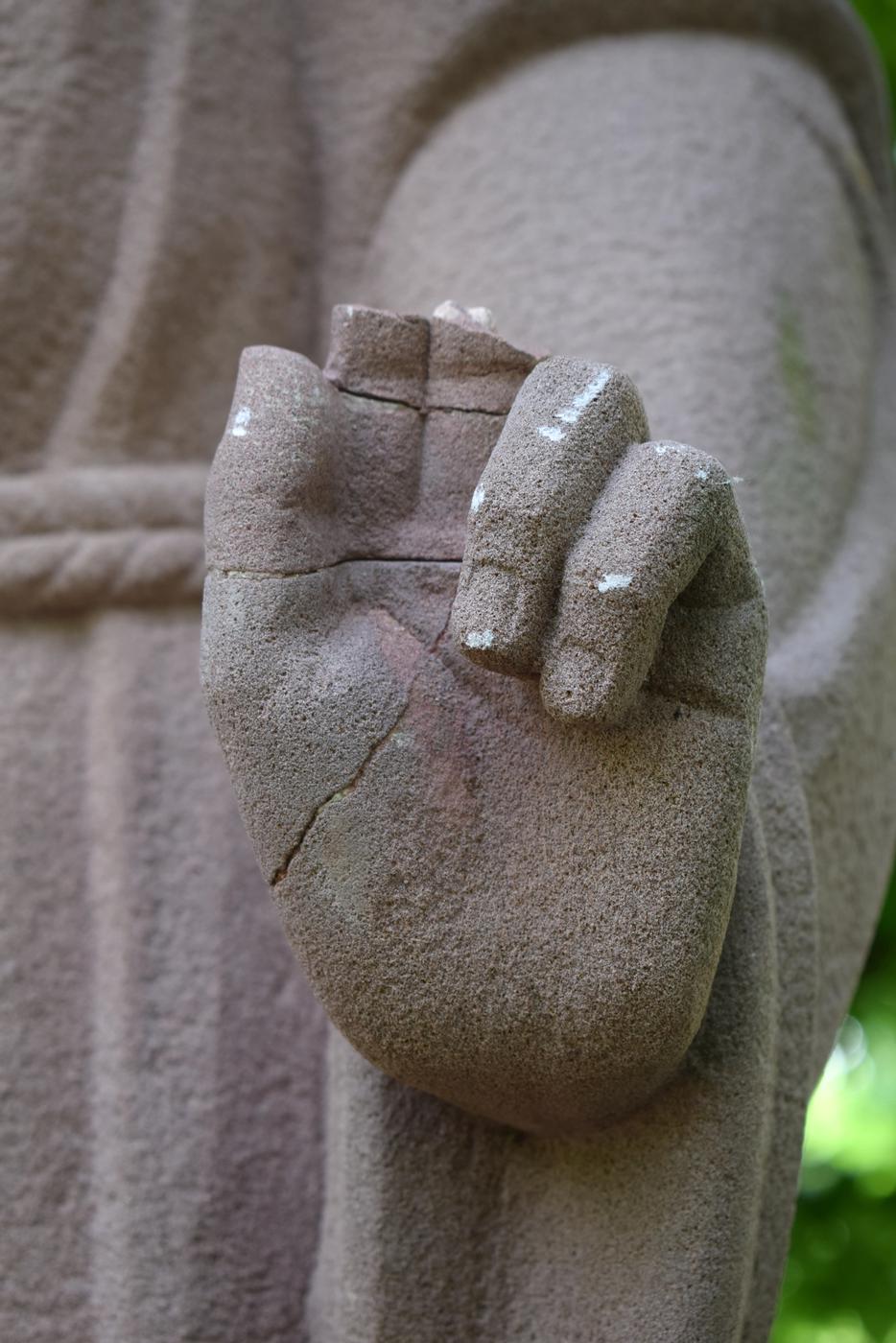 Abgetrennte Finger: Die Antonius-Statue am Brunnen vor der Wallfahrtskapelle in Oberachern wurde zum wiederholten Mal schwer beschädigt. 